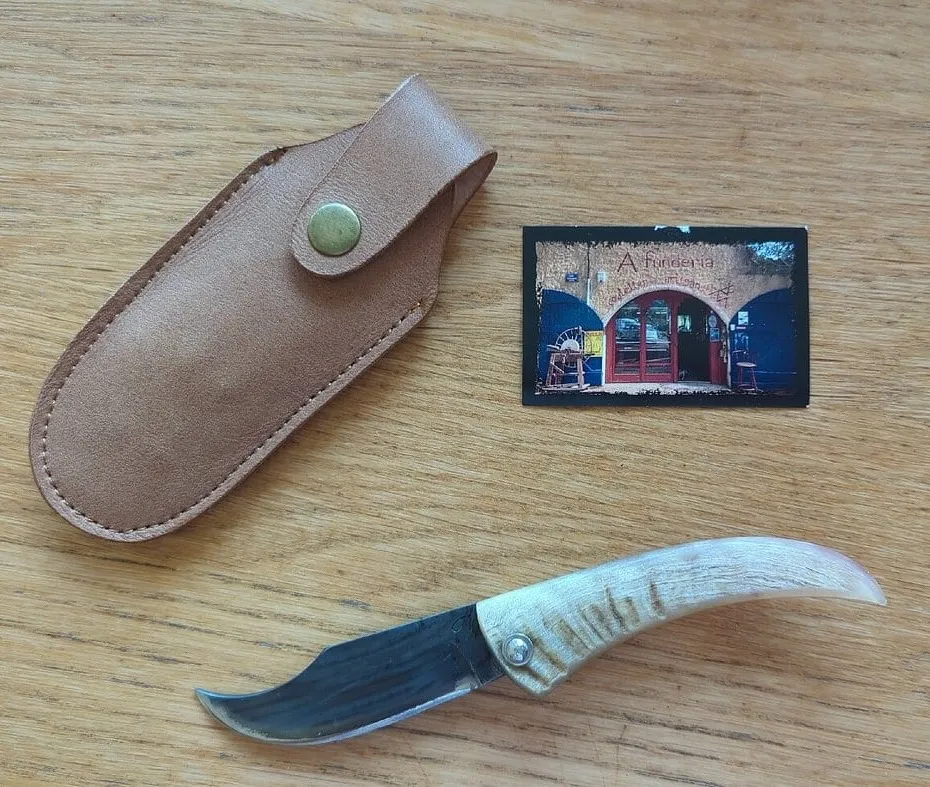 Un couteau artisanal et son étui de cuir