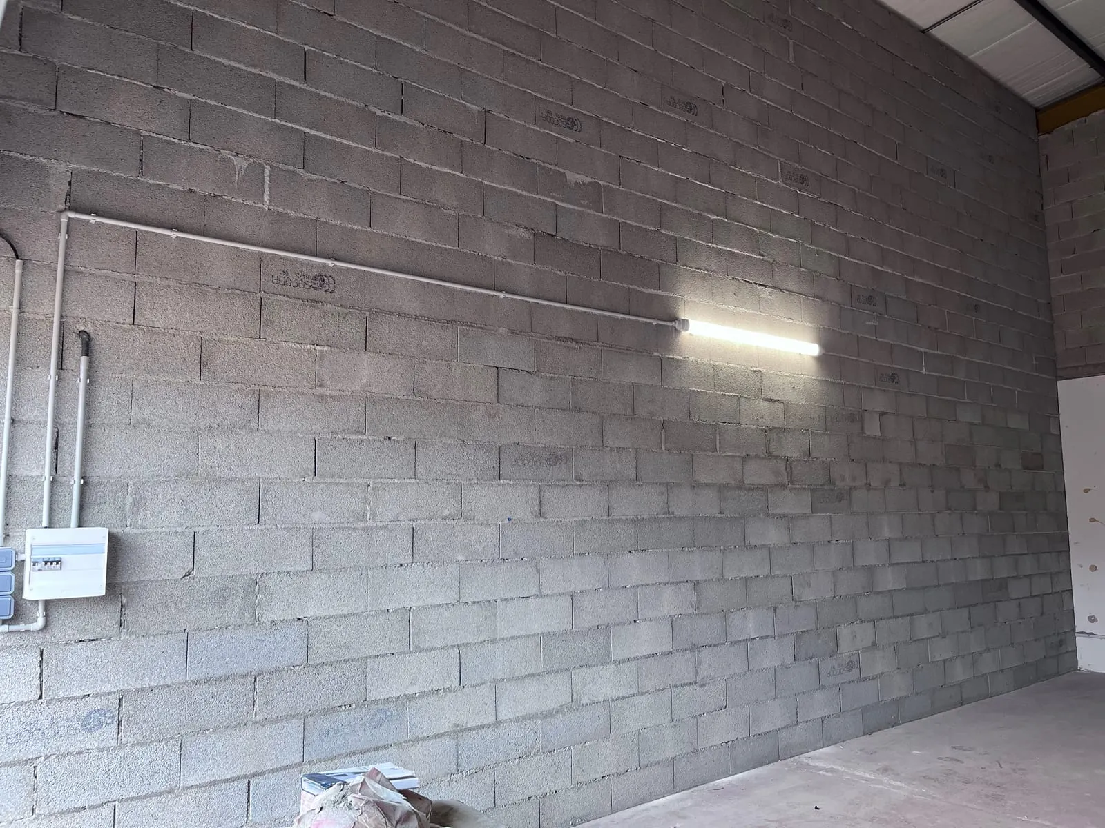 Le mur latéral du local A2 et son éclairage