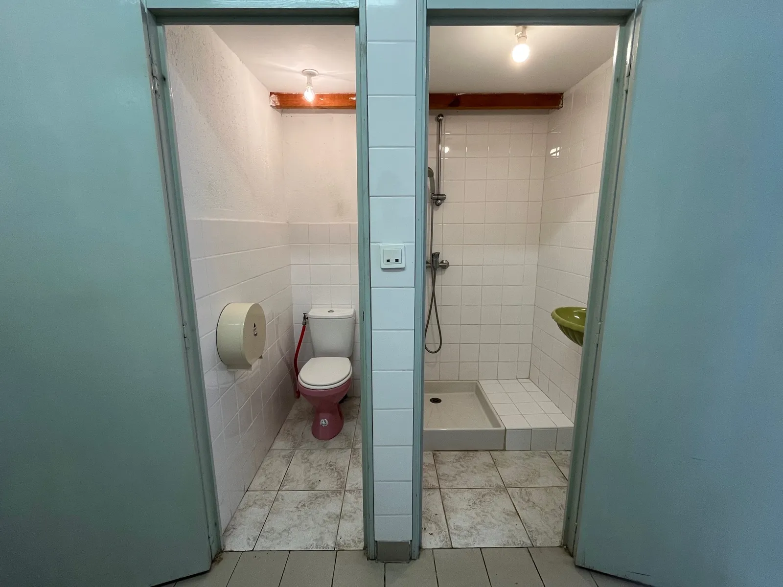 Les sanitaires du local C1 : un WC et une douche carrelée
