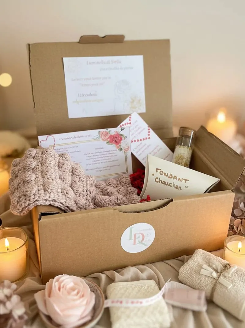 Une box bien-être Luminellu di Stella ouverte : bougies, savon, plaid au crochet et petites attentions
