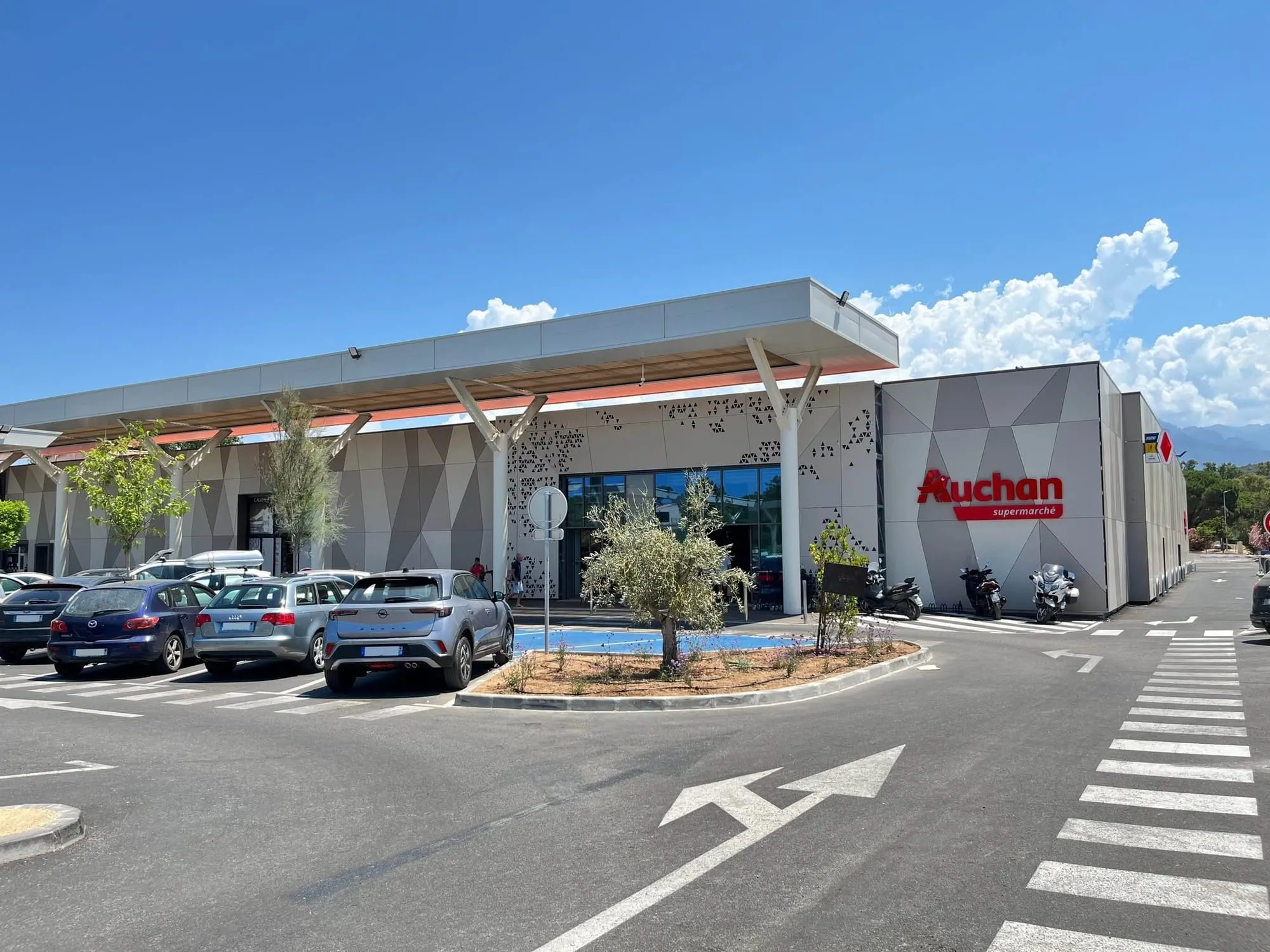 La façade du centre commercial Maeva à Calvi, avec le supermarché Auchan
