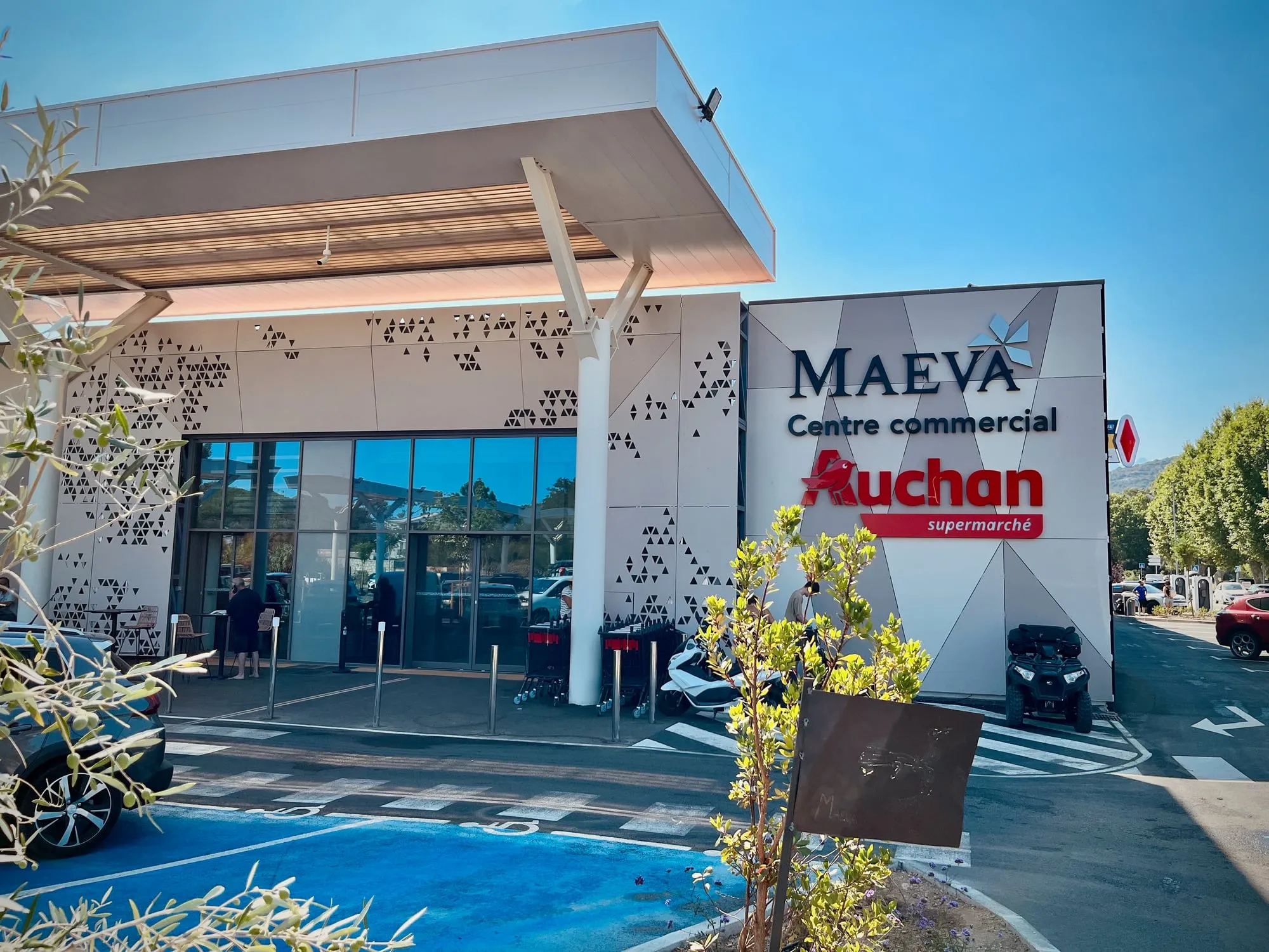 L’entrée du centre commercial MAEVA Auchan à Calvi, un matin d’été