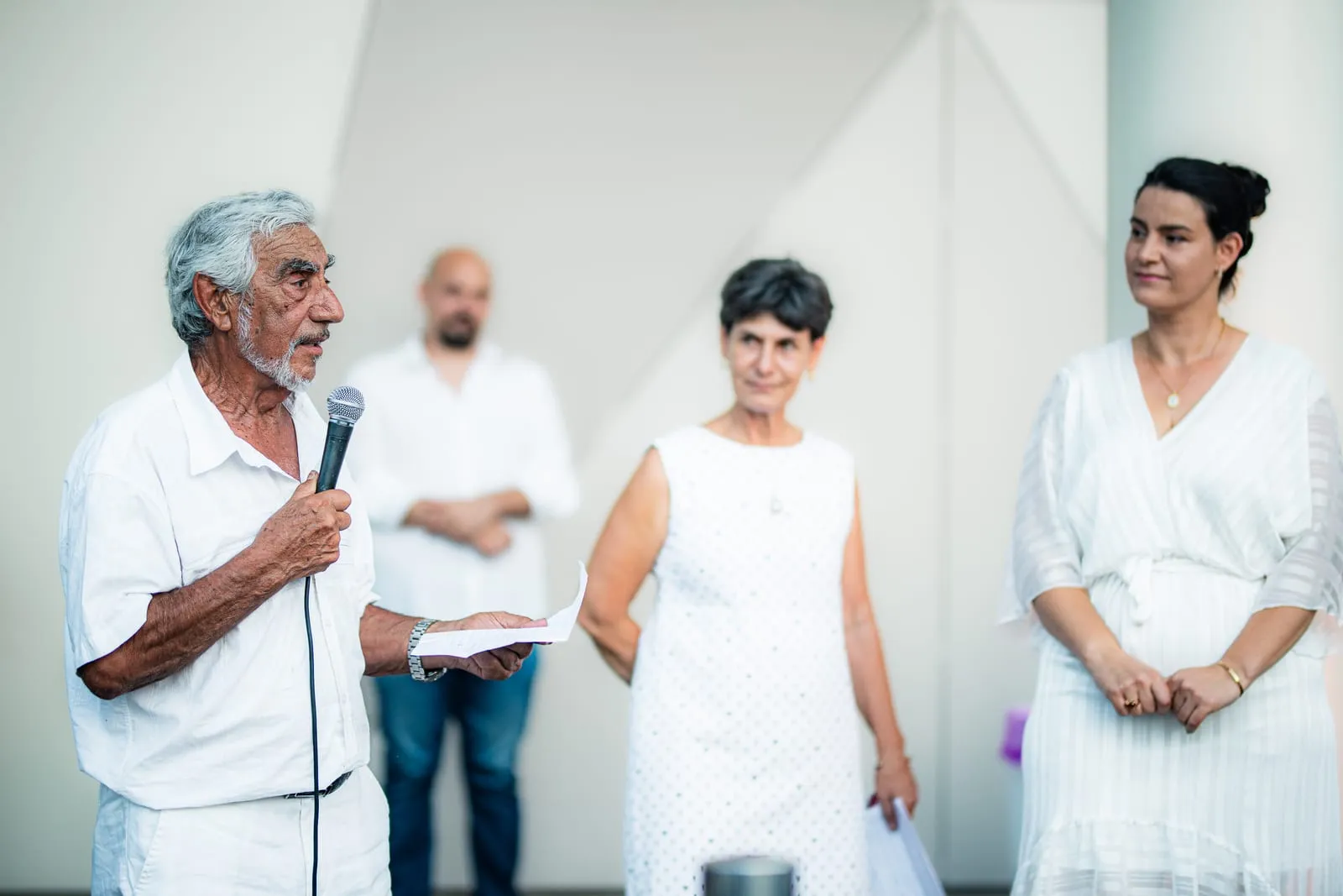 Prise de parole au micro devant les invités