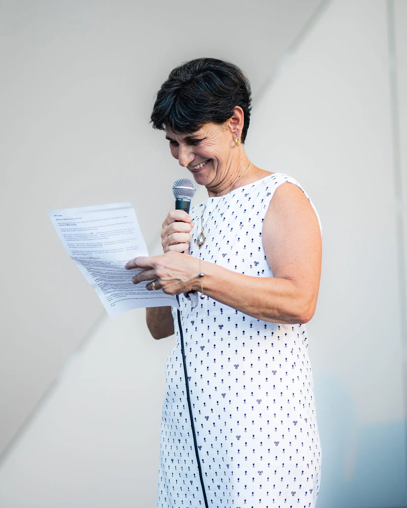 Un discours lu au micro devant l’assemblée
