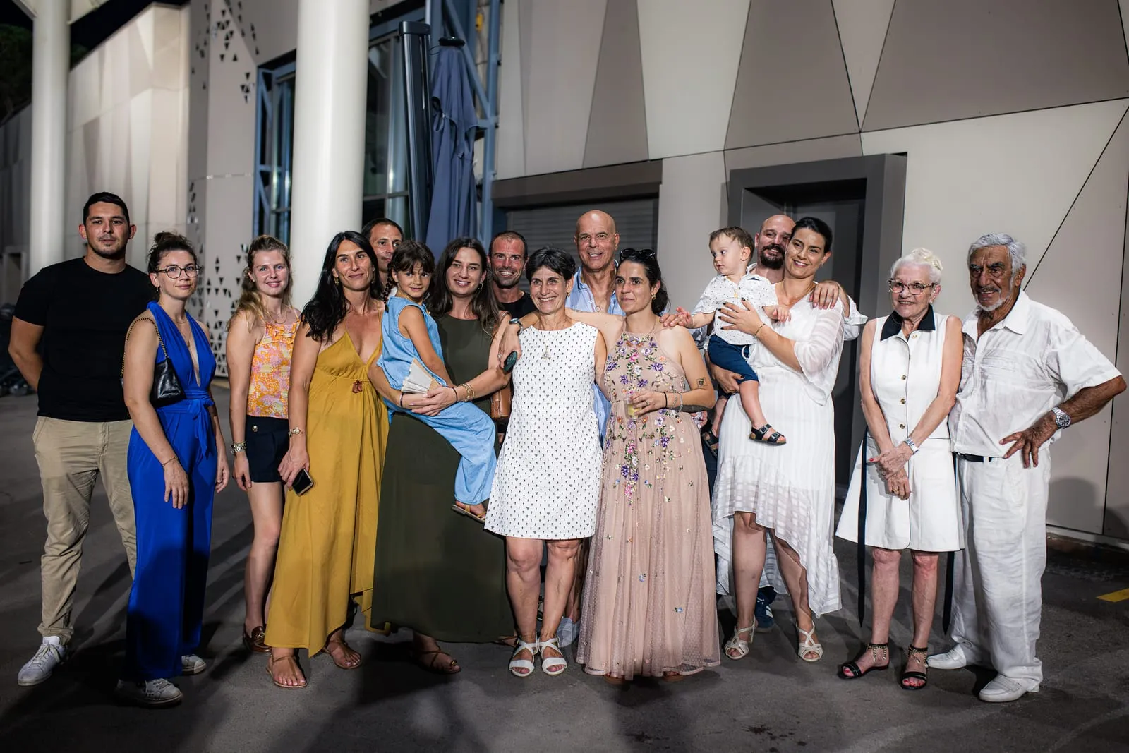 Photo de groupe des invités devant la façade rénovée