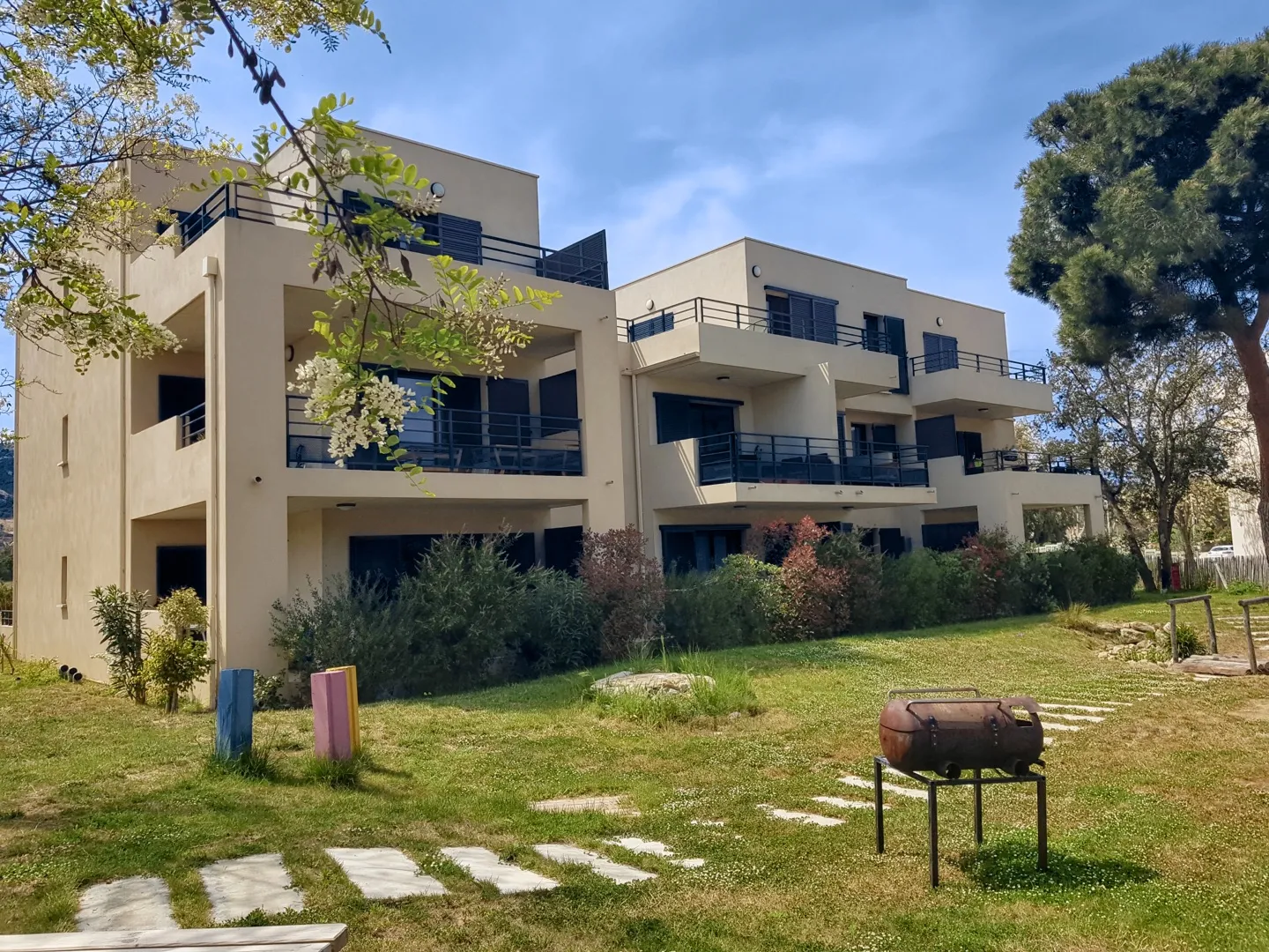 L’immeuble Sun Residence, ses balcons et son jardin