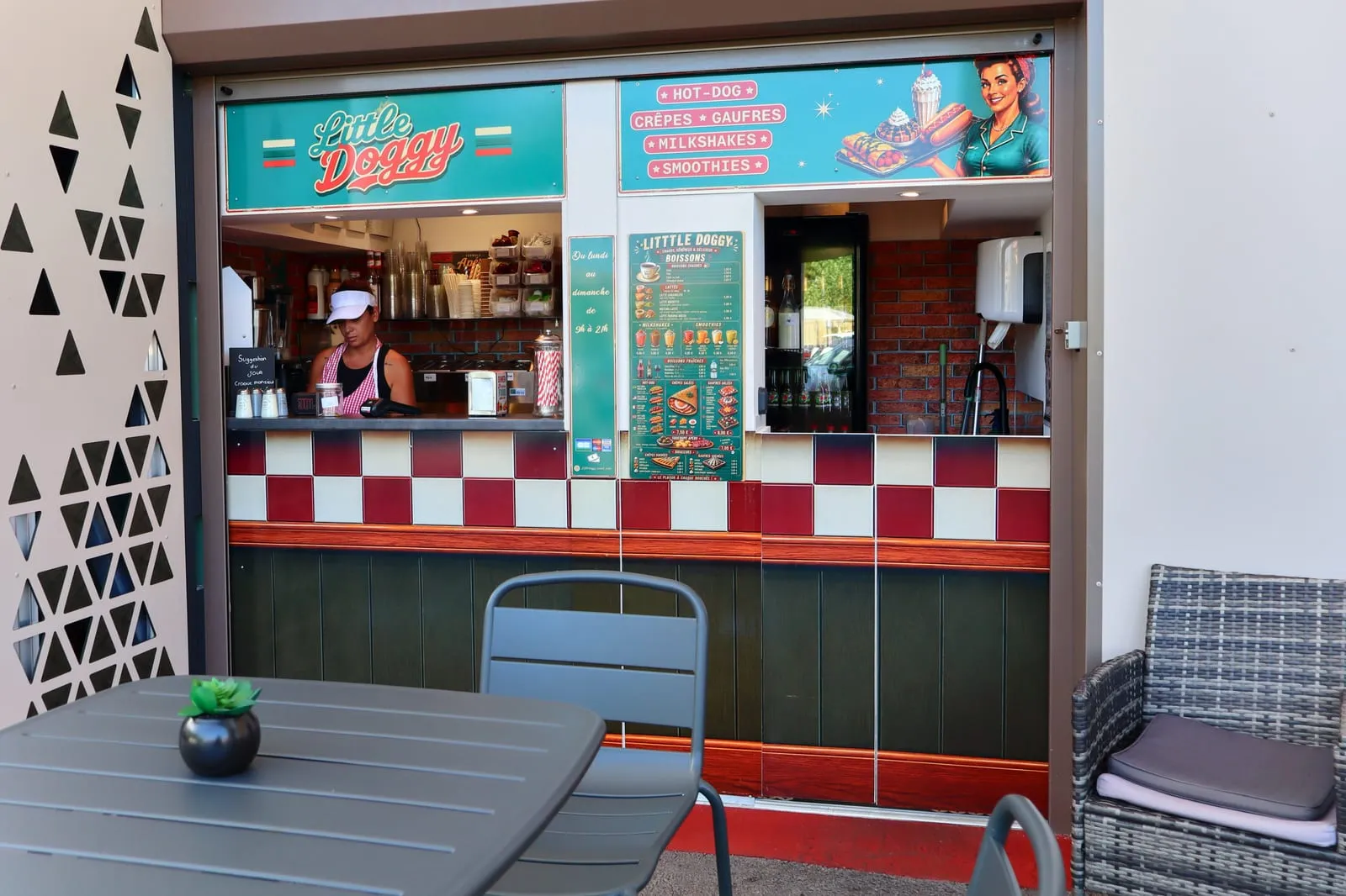 Le comptoir du snack Little Doggy et ses enseignes : hot-dogs, crêpes, gaufres, milkshakes et smoothies