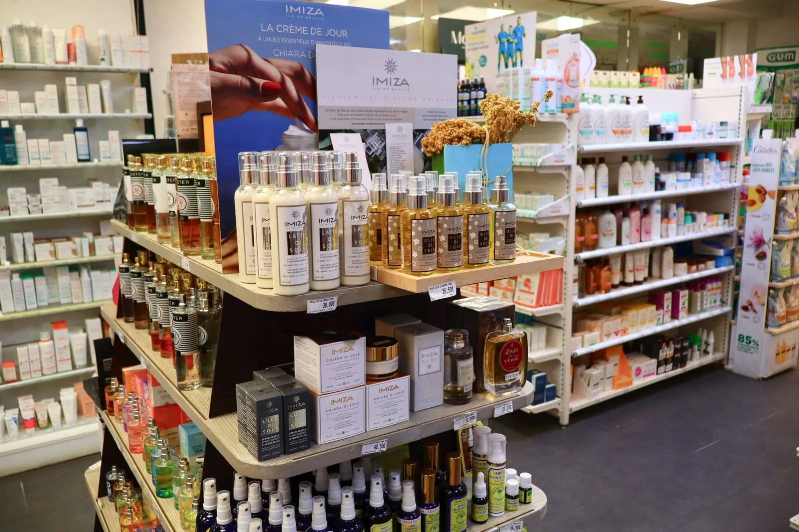 Le présentoir Imiza : crèmes, laits et huiles à l'immortelle de Corse