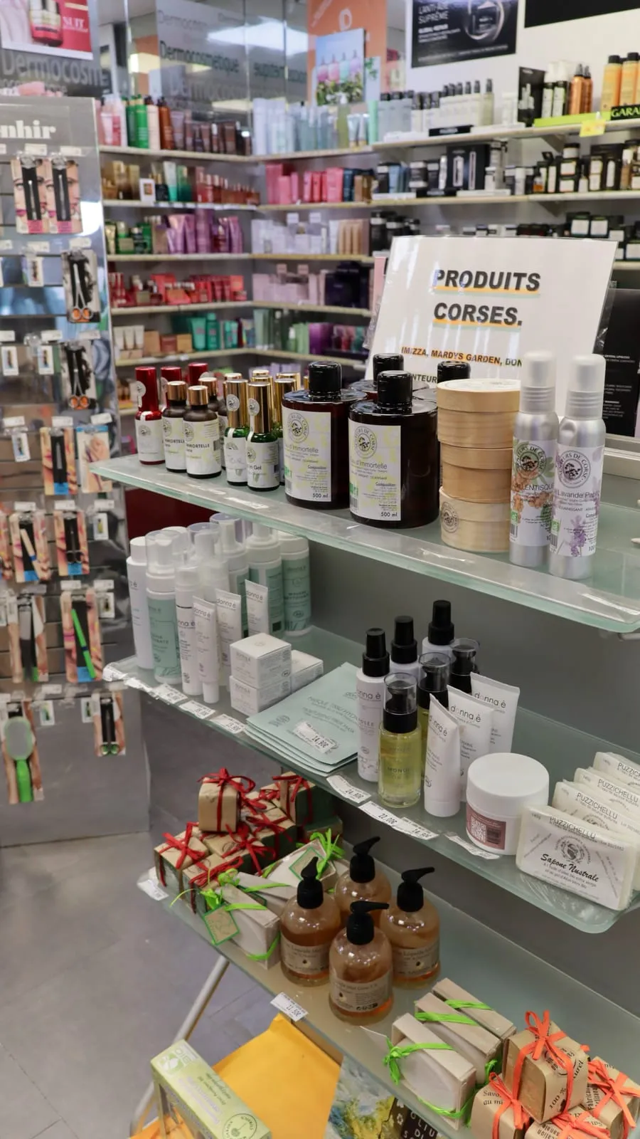 Le rayon des produits corses : eaux d'immortelle, savons et cosmétiques de l'île