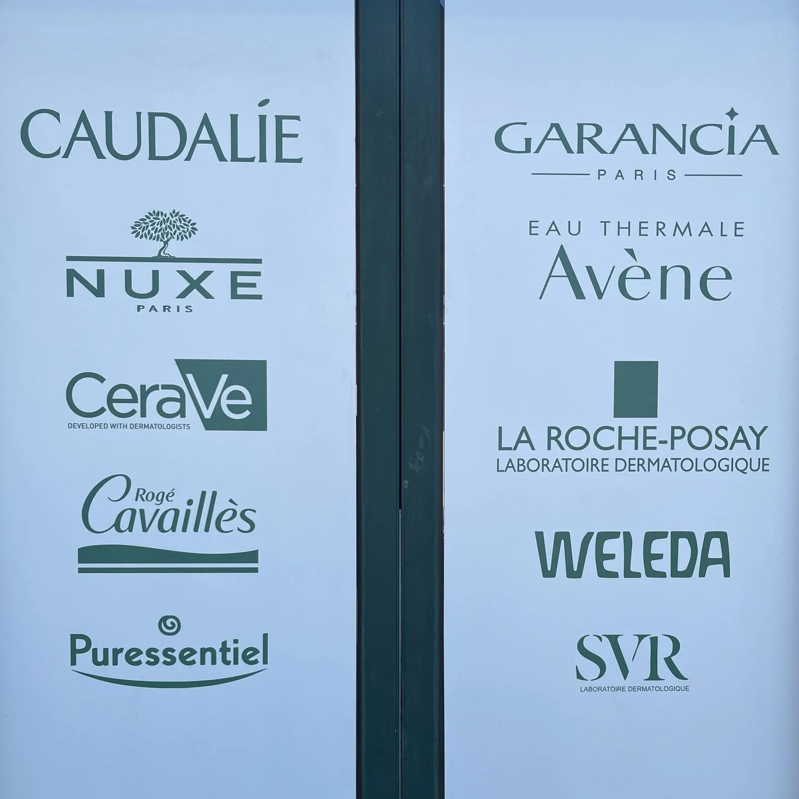 Les marques de la parapharmacie sur la vitrine : Caudalie, Nuxe, CeraVe, Avène, La Roche-Posay, Weleda