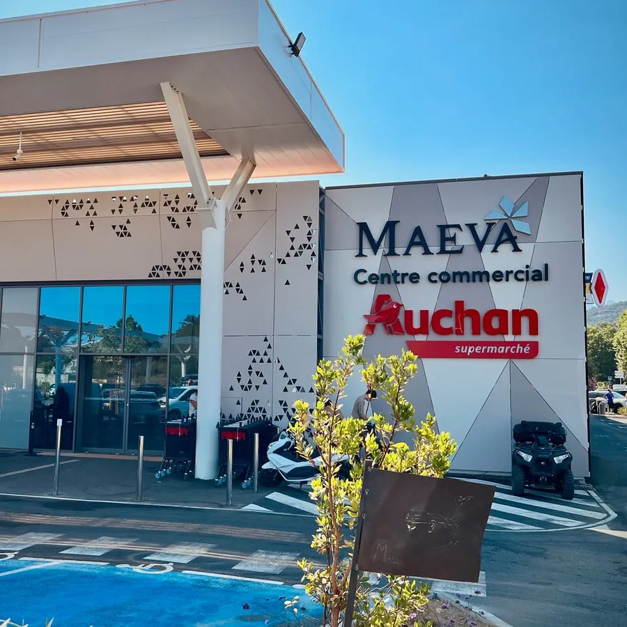 L’enseigne MAEVA Centre commercial Auchan sur la façade du centre, à l’entrée de Calvi