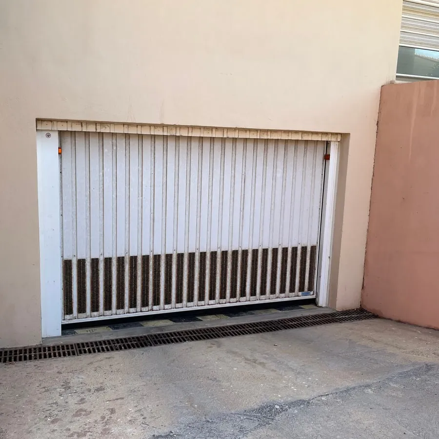 La porte d'un garage de la SCI