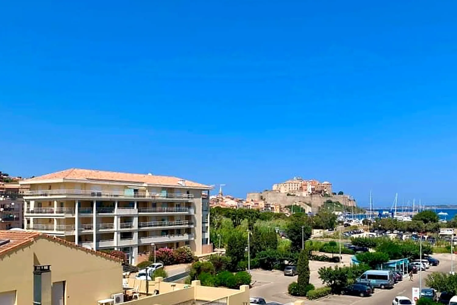 Un immeuble d'habitation de la SCI MAEVA, à Calvi