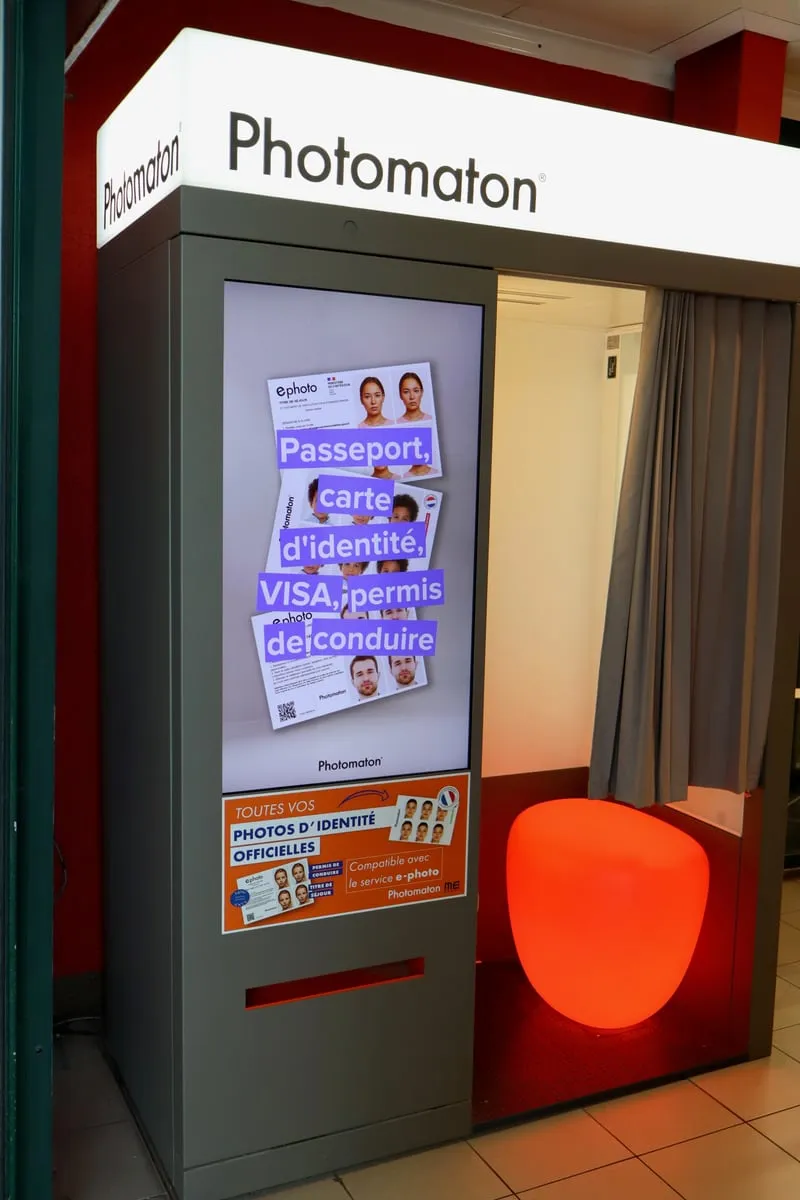 La cabine Photomaton installée dans la galerie du centre commercial MAEVA