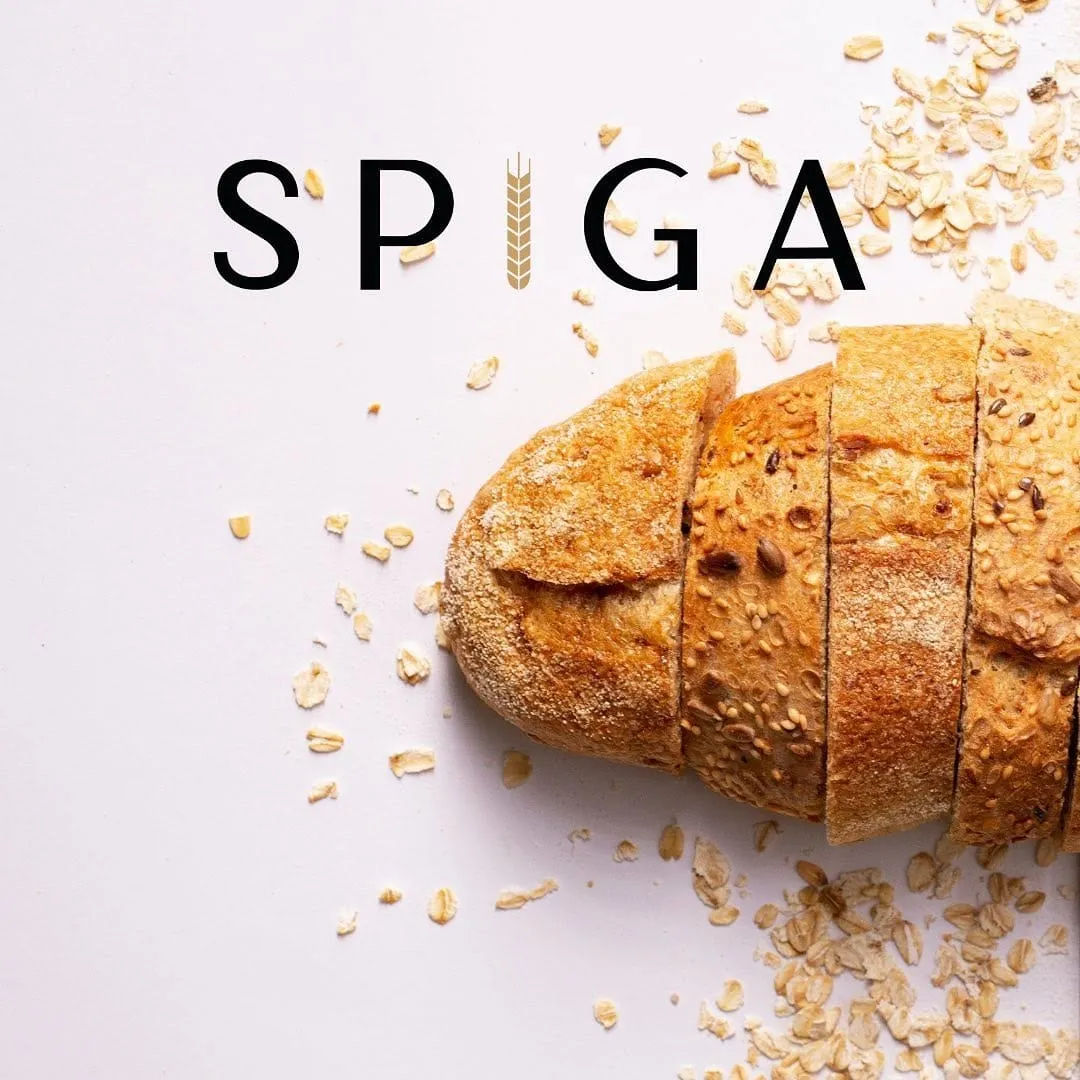 Un pain aux céréales tranché, sur le visuel de marque Spiga