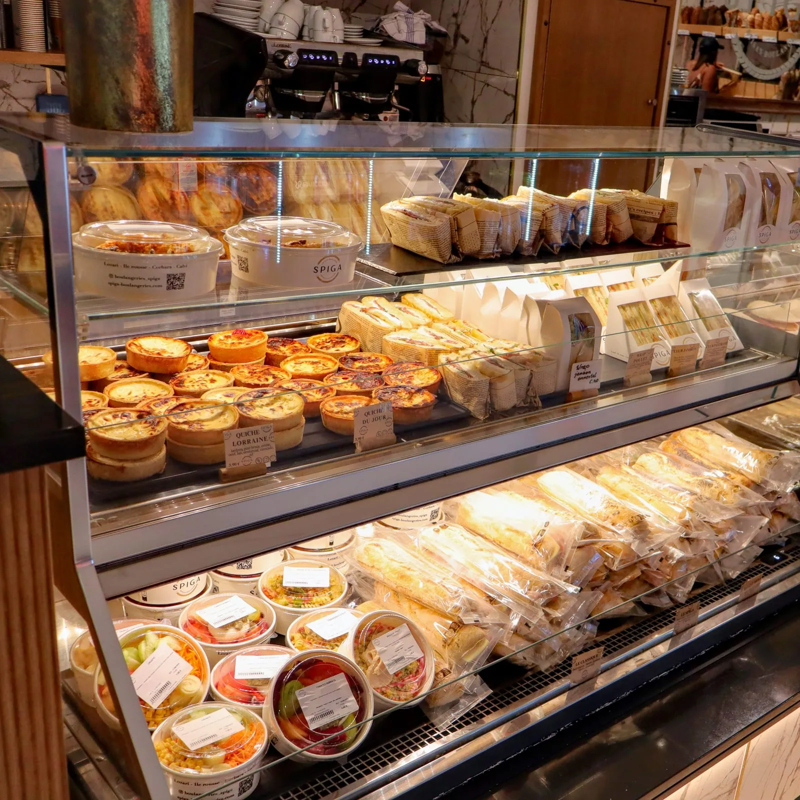 Le comptoir de la boulangerie Spiga : quiches, sandwichs, wraps, salades et plats à emporter